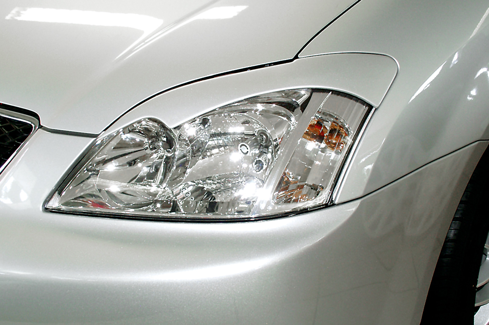 Paupières de phares avants (la paire) pour Toyota Corolla E12 hatchback (2001-2007) - Fabriqué en ABS (à peindre)