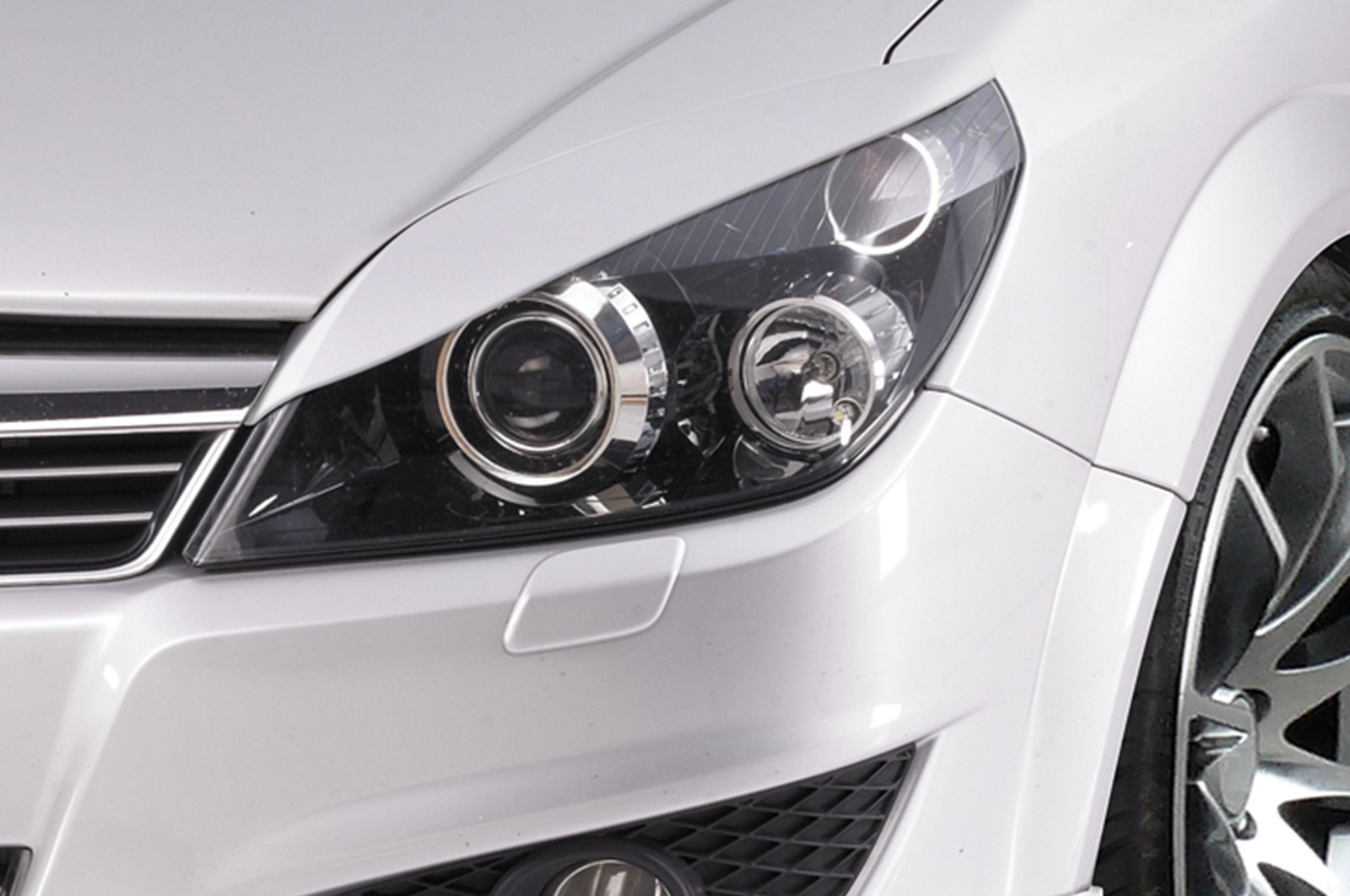 Paupières de phares avants (la paire) pour Opel Astra H toutes carrosseries (depuis 2004) - Fabriqué en ABS (à peindre)